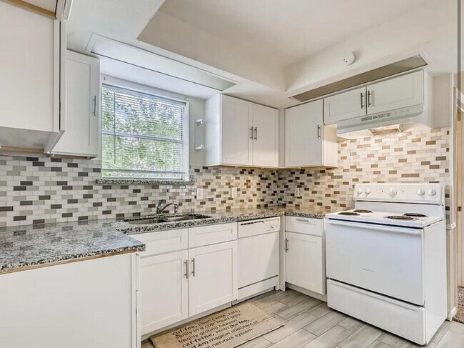 Foto del edificio - 6818 Thornwild Rd