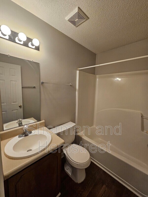 Building Photo - 408 Commons Dr