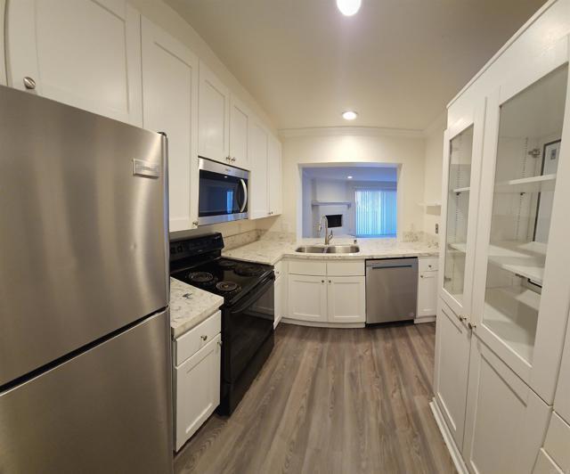 Building Photo - 8870 Villa La Jolla Dr