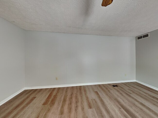 Building Photo - MOVE IN SPECIAL! 4 bed 2.5 bath with fence...