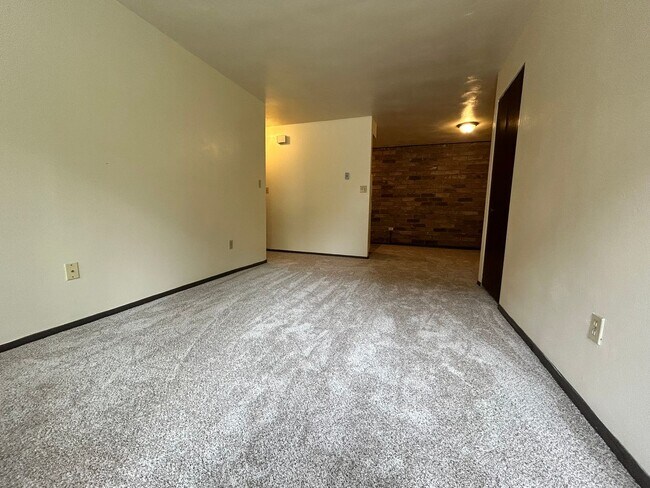 Foto del edificio - Beautiful First Floor 1 Bedroom Apartment Available at Kellywood Manor!  Call Today!