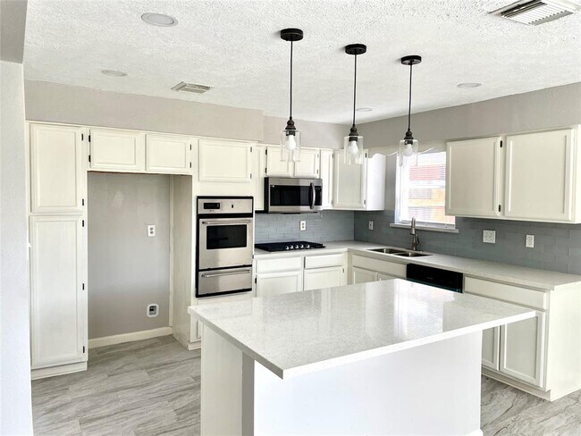 Building Photo - 3010 Mosby Dr