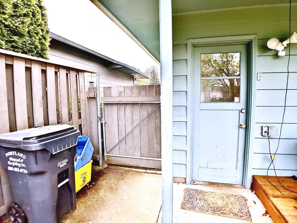 Primary Photo - 5404 NE 54th Ave