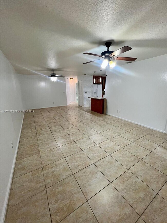 Foto del edificio - 9601 Riverside Dr