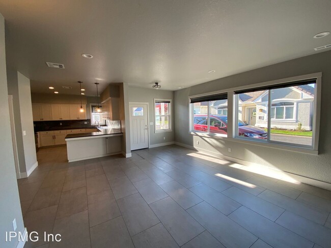 Building Photo - 2096 Lake Shore Dr