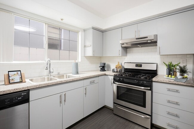 Building Photo - 1817 Garfield Pl