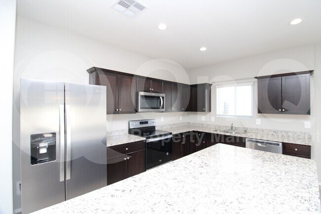 Building Photo - 4644 W Nutmeg Ave