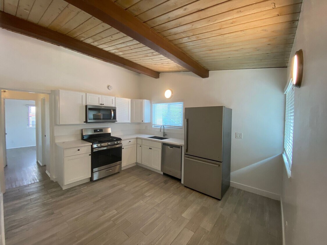 Foto principal - 2 Bedroom/1 Bathroom - Isla Vista