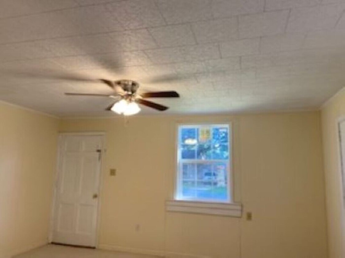 Sala de estar - 1301 Maude Ave