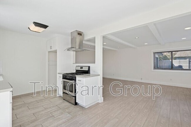 Foto del edificio - 2048 Garden Ln