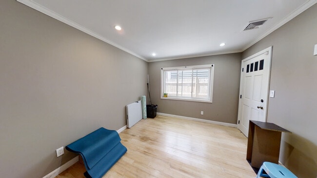 Foto del edificio - 329 W 4th St