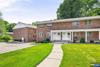 Building Photo - 901 Washington Dr
