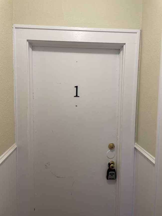 Building Photo - Upstairs 1/1 Historic Monte Vista