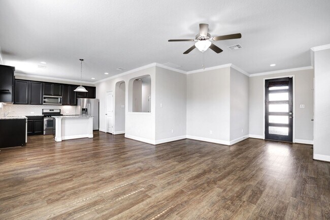 Building Photo - STEUBING FARM - ENCLAVE! 3BD/2.5BA Immacul...