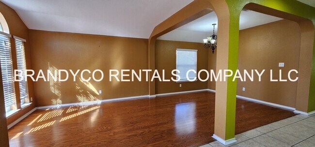 Foto del edificio - 4509 Twin Oaks Cir
