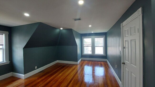 Building Photo - 31 Bullard St