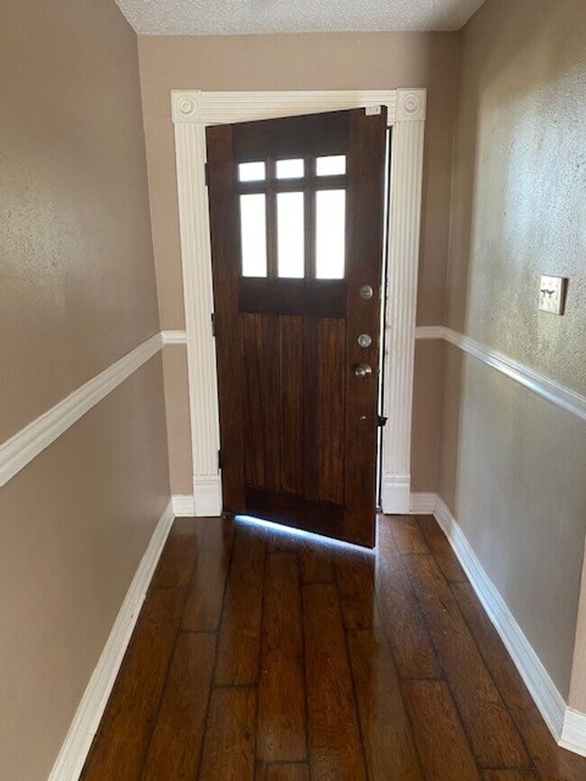 Foto del edificio - Lovely well cared for home on an extensive landscaped corner lot! Spacious family room with high ...