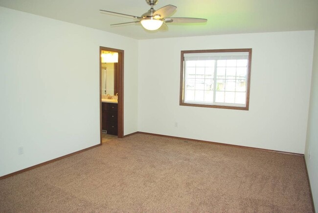 Building Photo - 2025 Aaron Dr