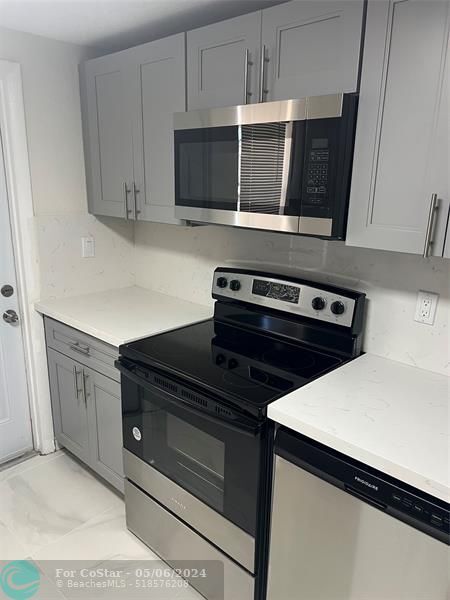 Building Photo - 8705 NW 38th Dr