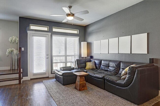 Foto del edificio - 1310 Palm Canyon Dr