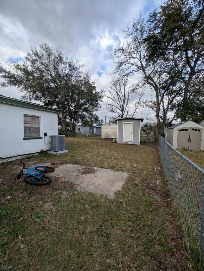 Building Photo - 3/1 Single Family Home