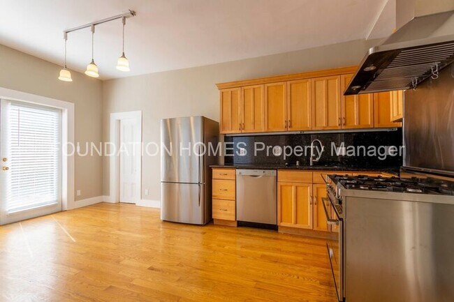 Building Photo - 409 Johnson St