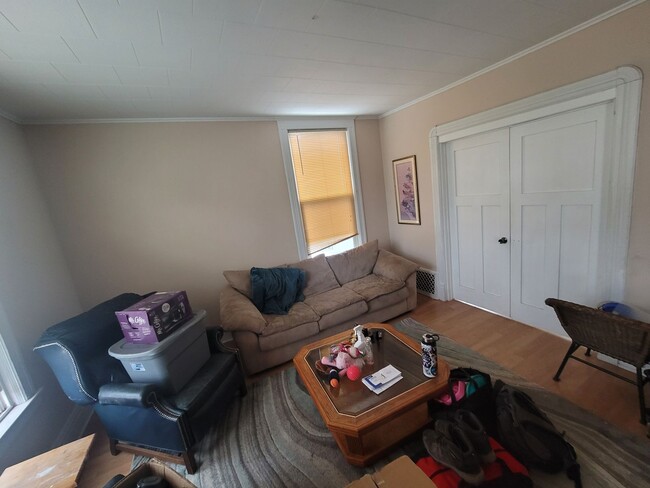 Building Photo - Duluth, MN - 4 Bedroom - 1 Bathroom - Clos...