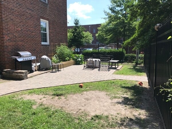 Foto del edificio - 821 Brandon Ave