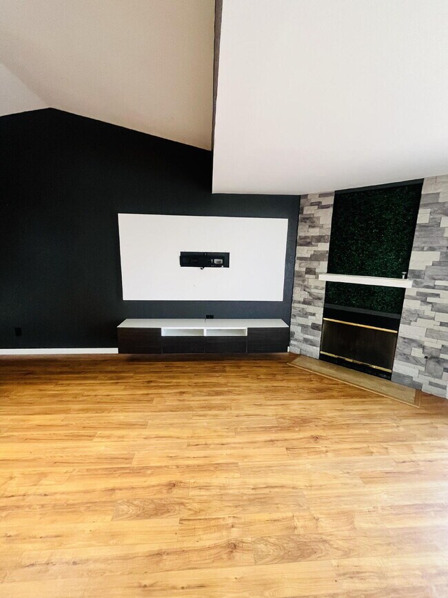Foto del edificio - $3,000 - 2 Bed / 2 Bath Condo in Oceanside