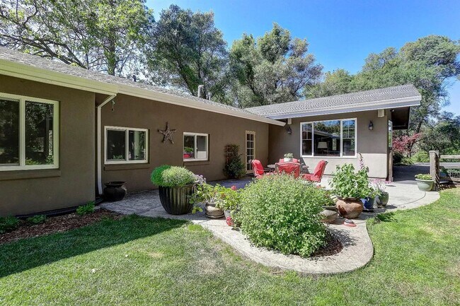 Building Photo - Private 3 Bed 2 Bath With an Office