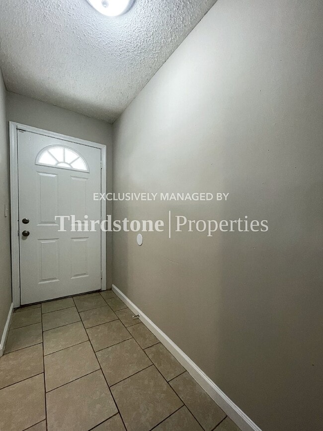 Building Photo - 7007 Red Robin Dr