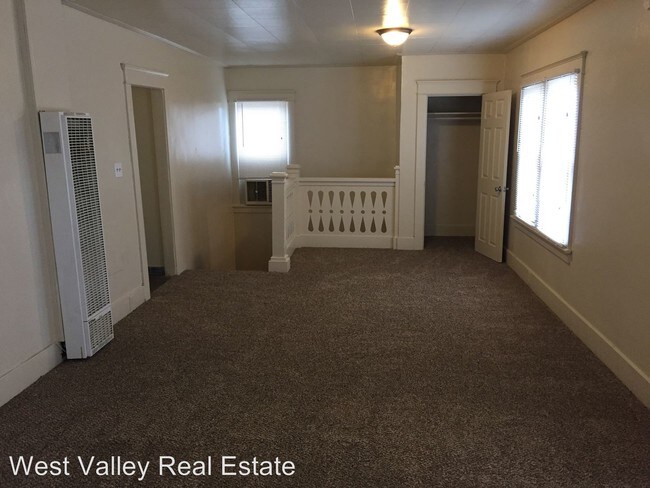 Building Photo - 319 1/2 San Emidio St