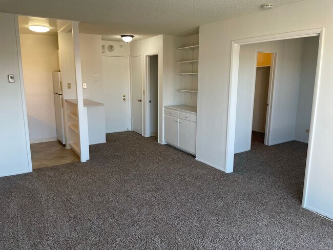 Foto del edificio - TOP FLOOR UNIT!!! Studio Condo Available i...