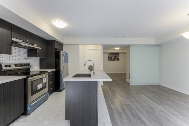 Photo du bâtiment - 2355-2355 Sheppard Ave W
