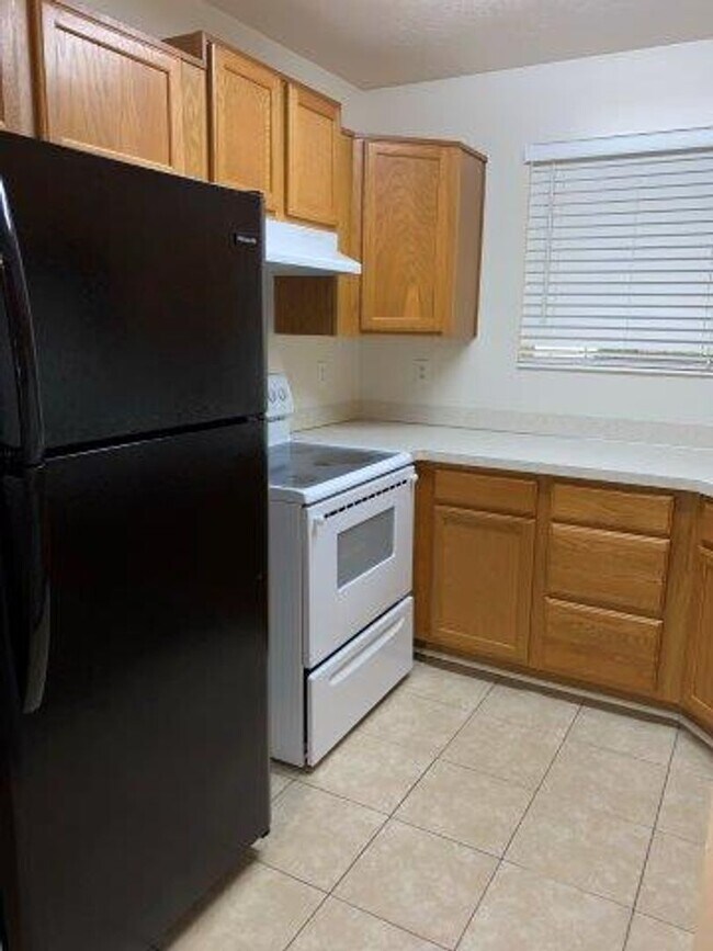 Building Photo - 2 Bed 1.5 Bath Townhome for Rent in North ...