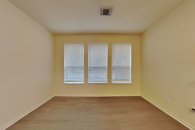 Foto del edificio - 17910 Cypress Valley Ln