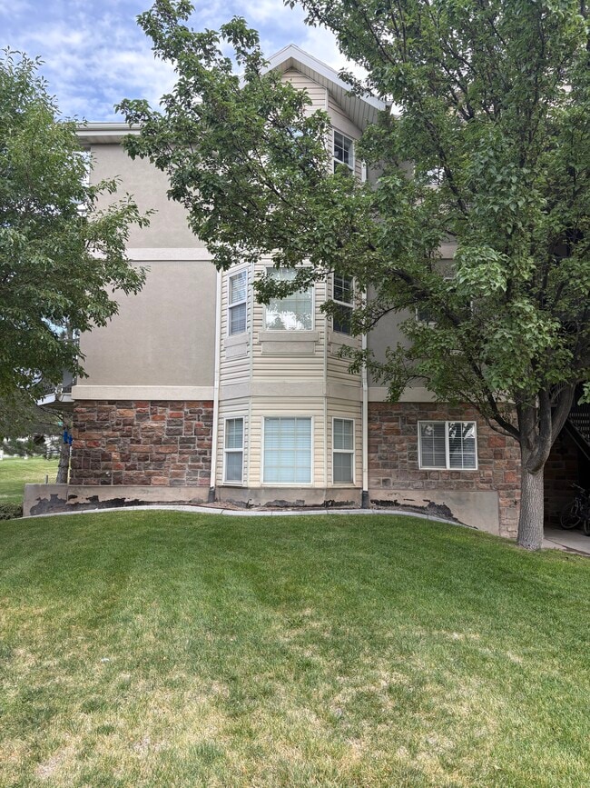Middle Unit - 2093 N Morning Star Dr