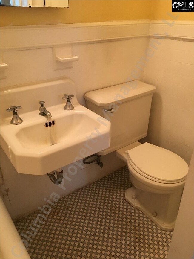 Building Photo - 201 King St