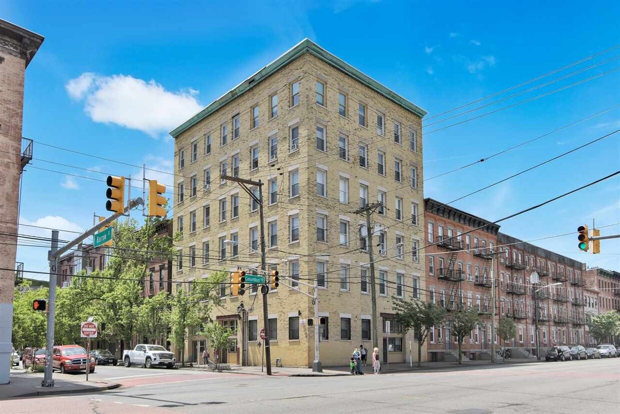 Primary Photo - 319 Barrow St