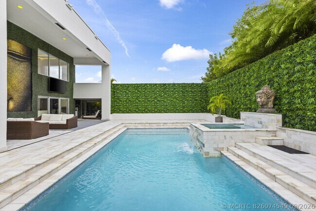 Building Photo - 11700 SW 22nd Ct