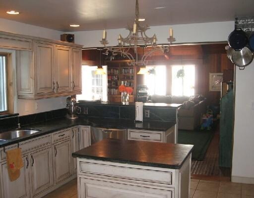 Kitchen Photo - 705 Oakwood