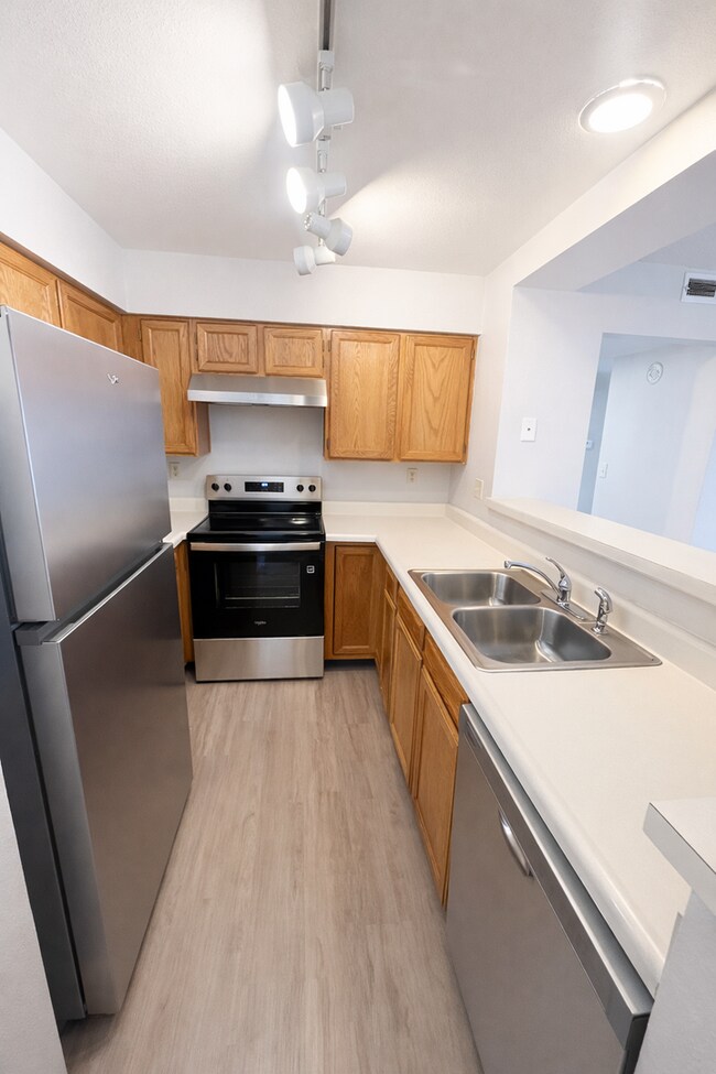 Foto del edificio - Charming 2 Bedroom Second Story Condo with easy access to everything!