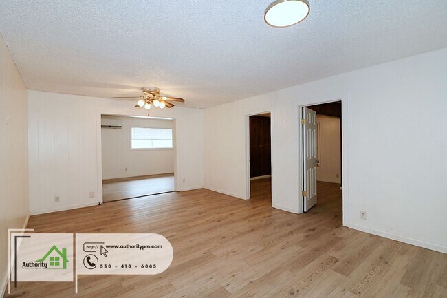 Building Photo - 5365 Rosswood St
