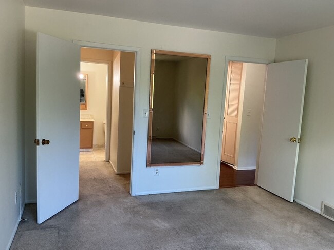 Building Photo - 2 Bedroom Upper Condo with parking