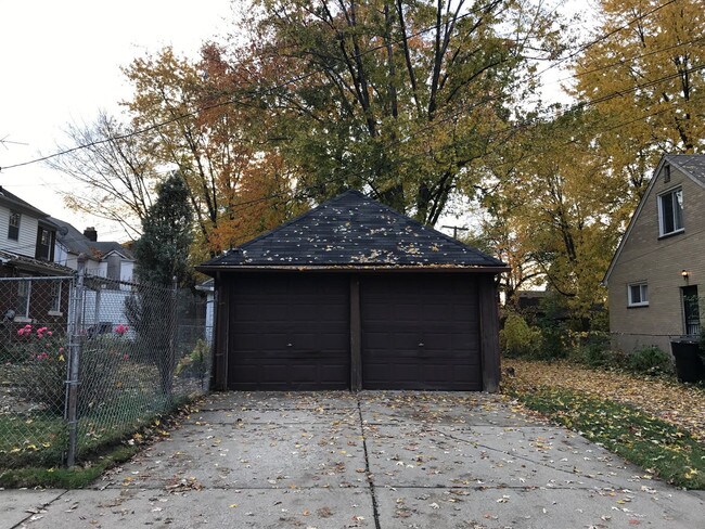 Building Photo - 16651 Chandler Park Dr