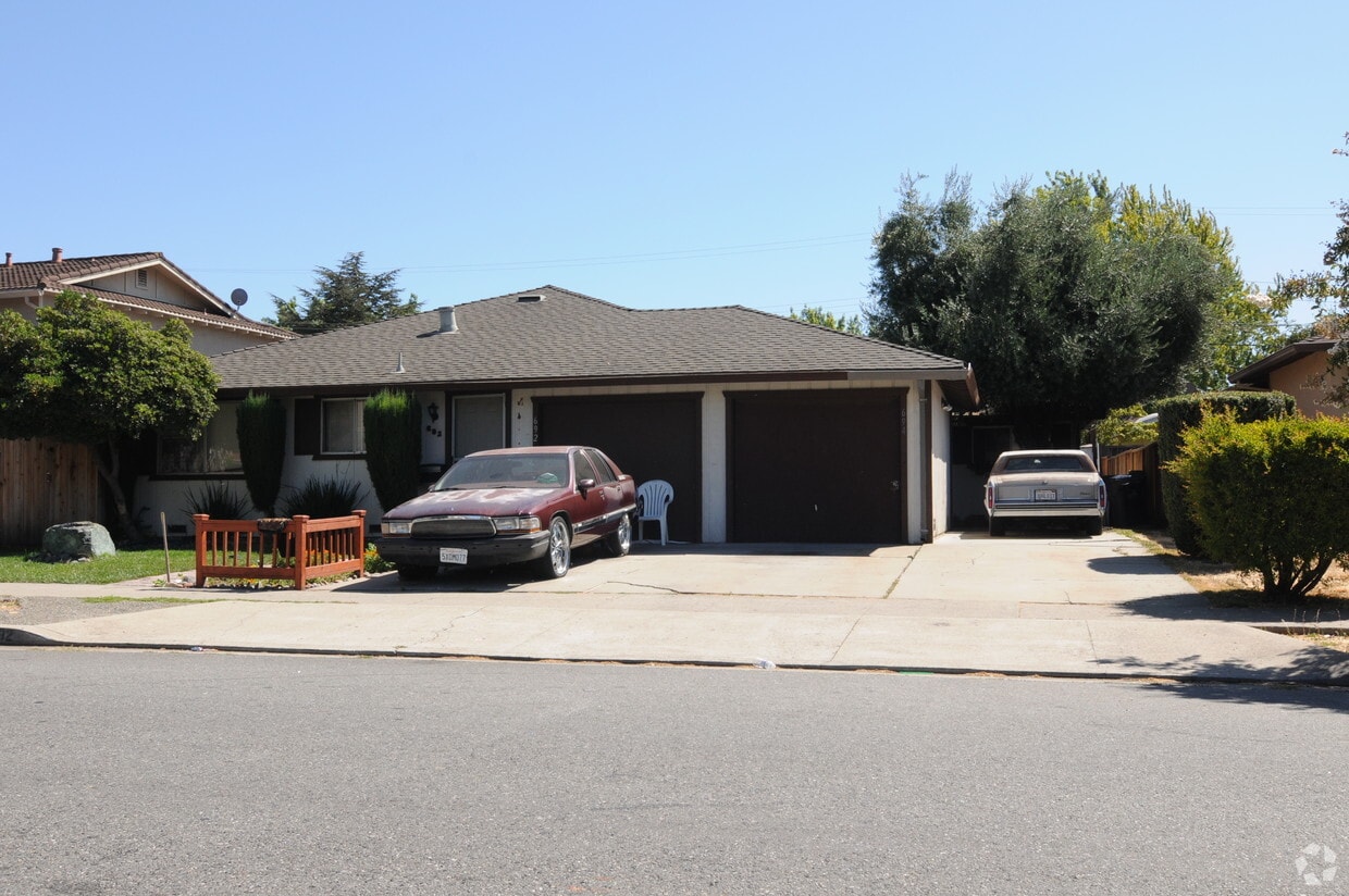 Building Photo - 692-694 Chemeketa Dr