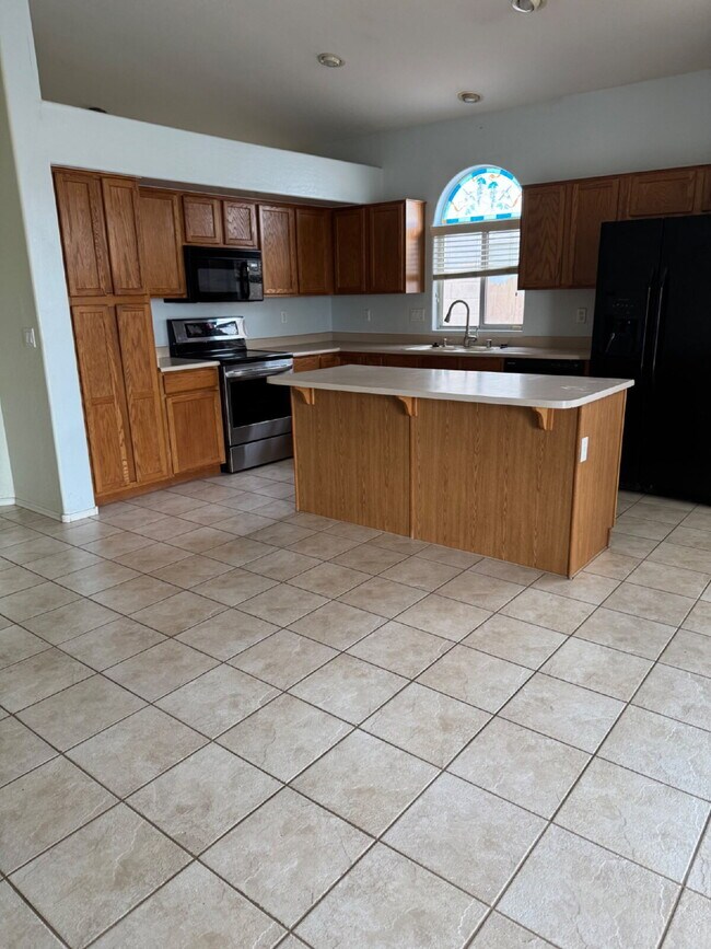 Foto del edificio - 3b/2b home with a pool backing Palm Valley golf course.