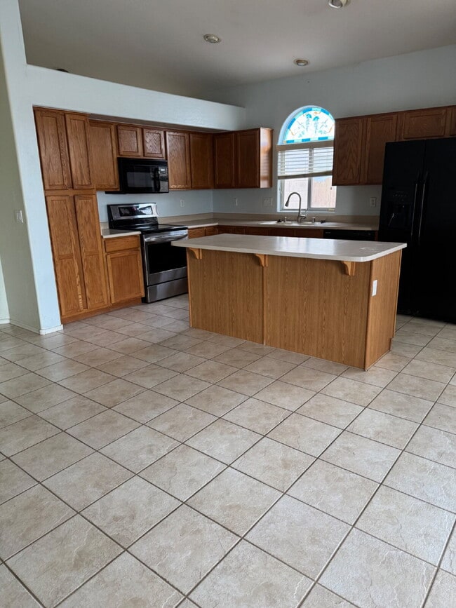 Building Photo - Open house Sunday 2-22-26 from 1-3pm! 3b/2b home with a pool backing Palm Valley golf course.