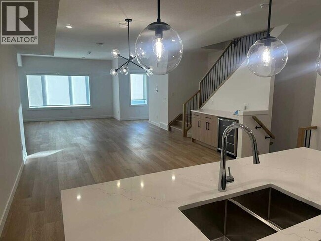 Photo du bâtiment - 4740 Bowness Rd NW