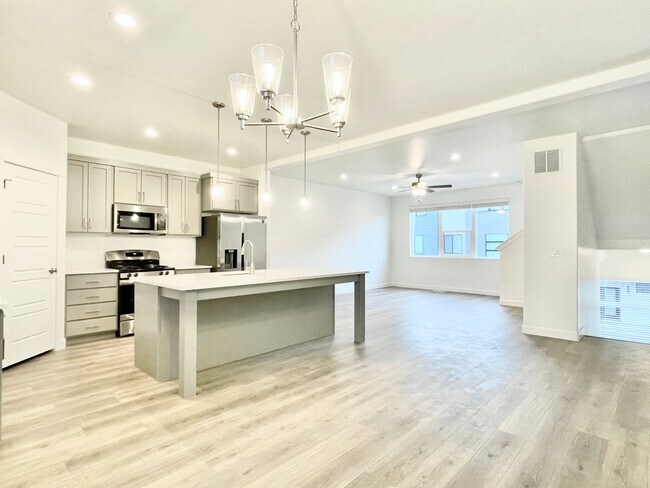 Foto del edificio - Beautiful Modern Townhome in American Fork!